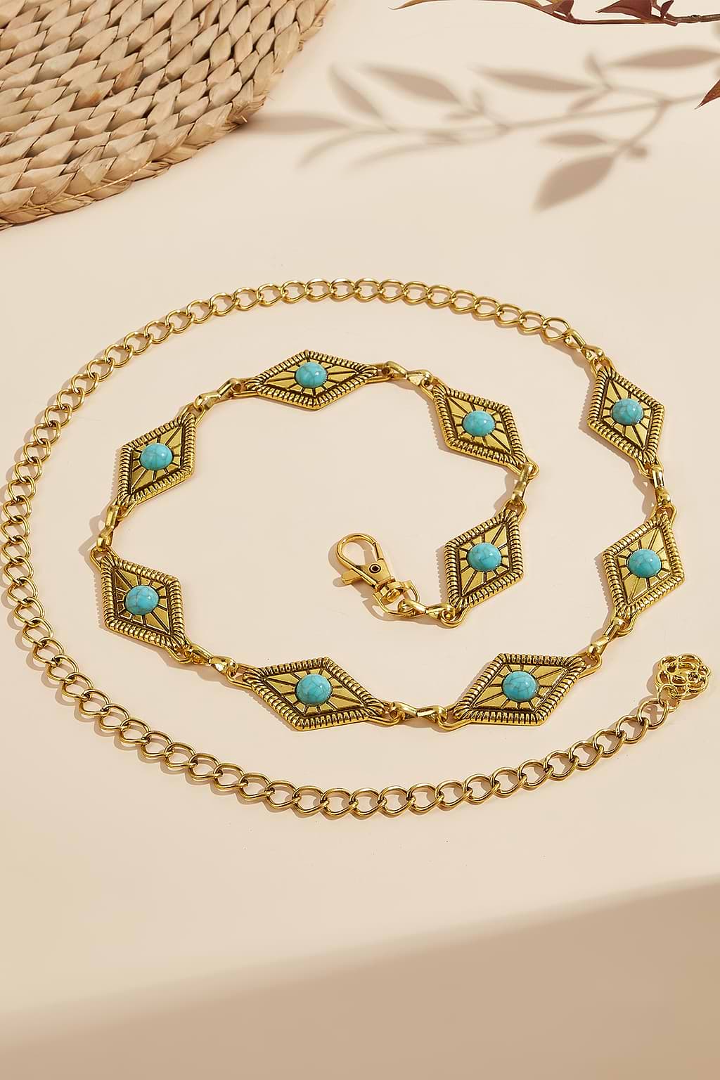 Goldfarbener und türkisfarbener Kettengürtel