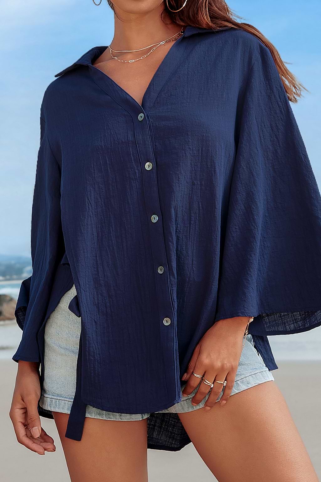 Marineblauwe blouse met wijd uitlopende mouwen en strikband aan de zijkant