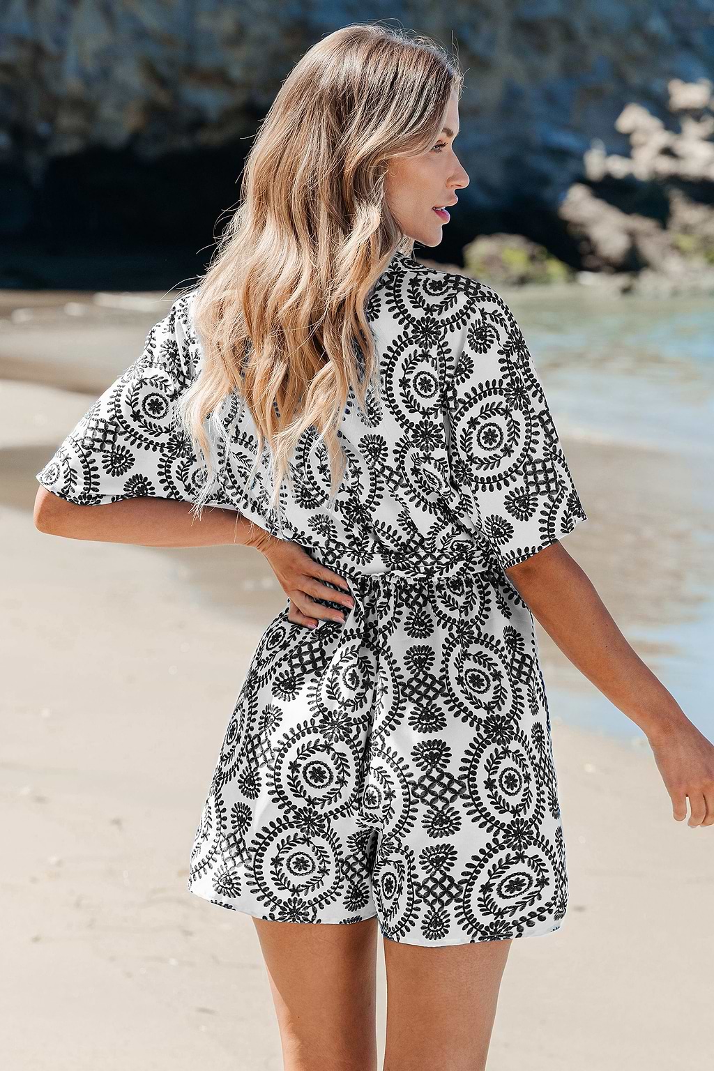 Zwarte sierlijke romper met wijde pijpen en kraag