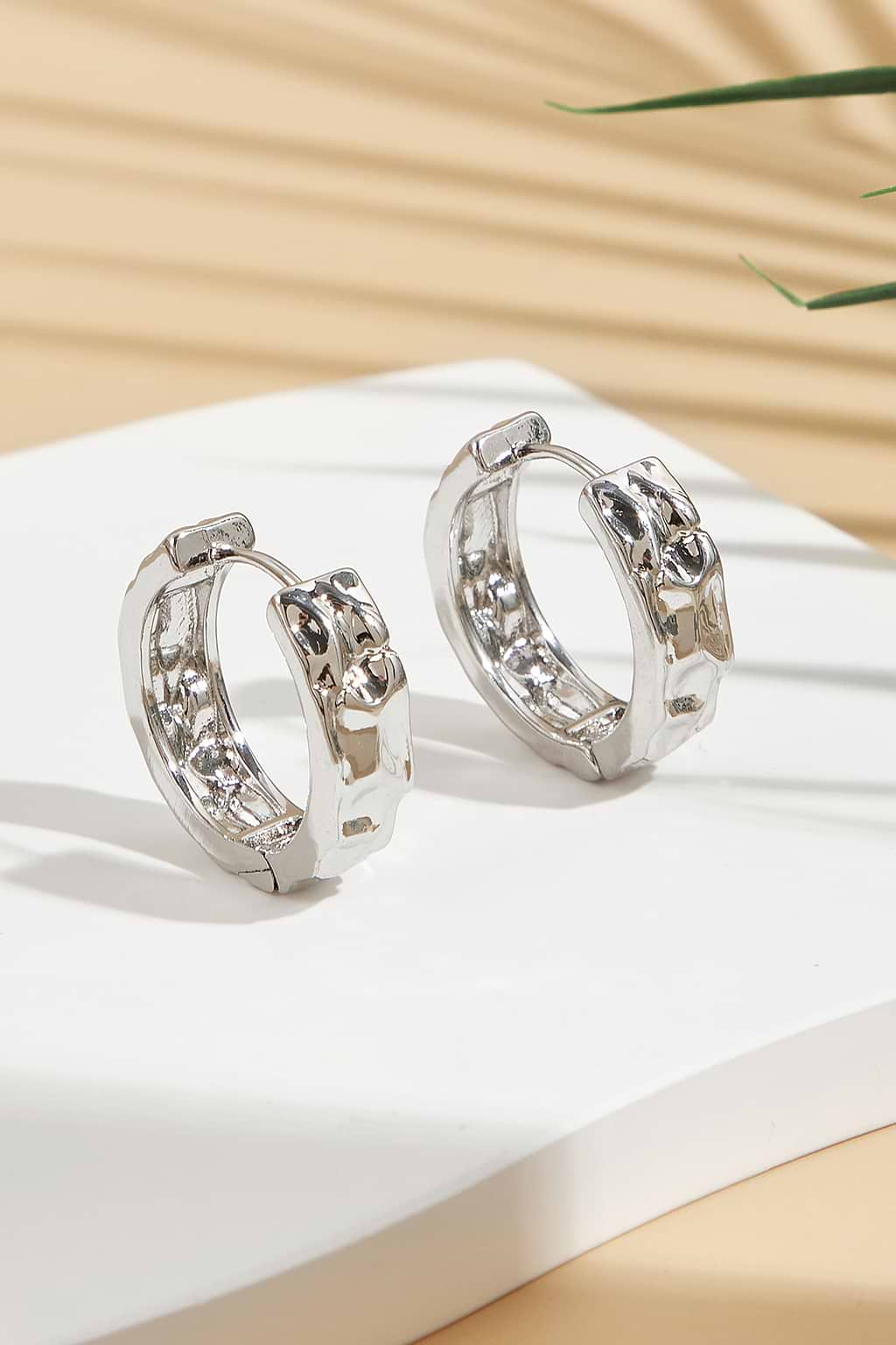 Pendientes de aro plateados martillados