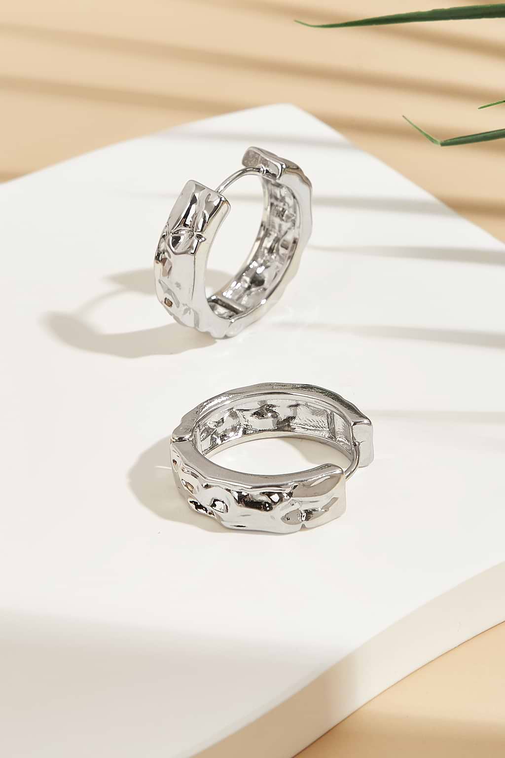 Pendientes de aro plateados martillados