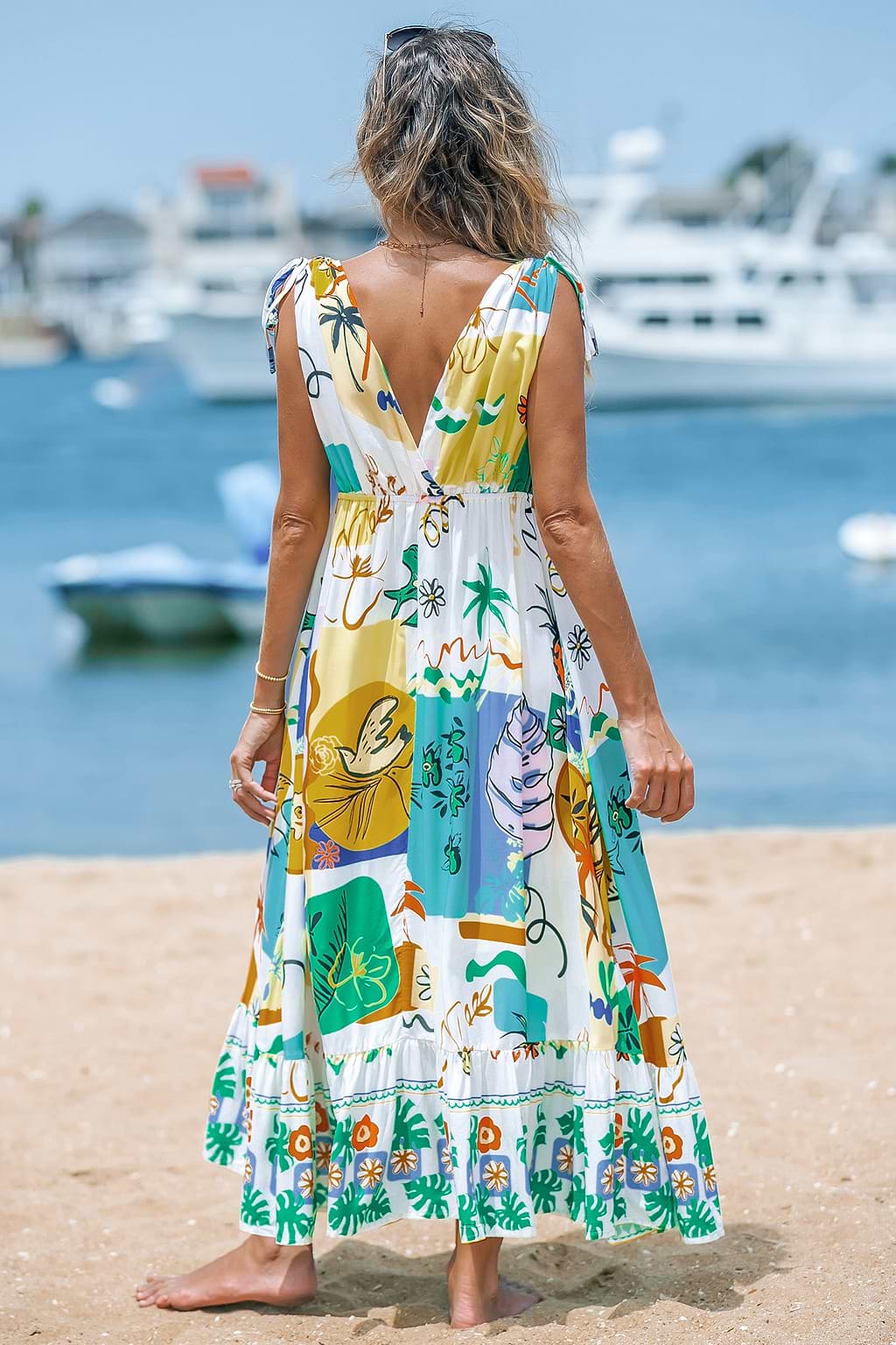 Tief ausgeschnittenes Maxikleid mit Konversationsdruck