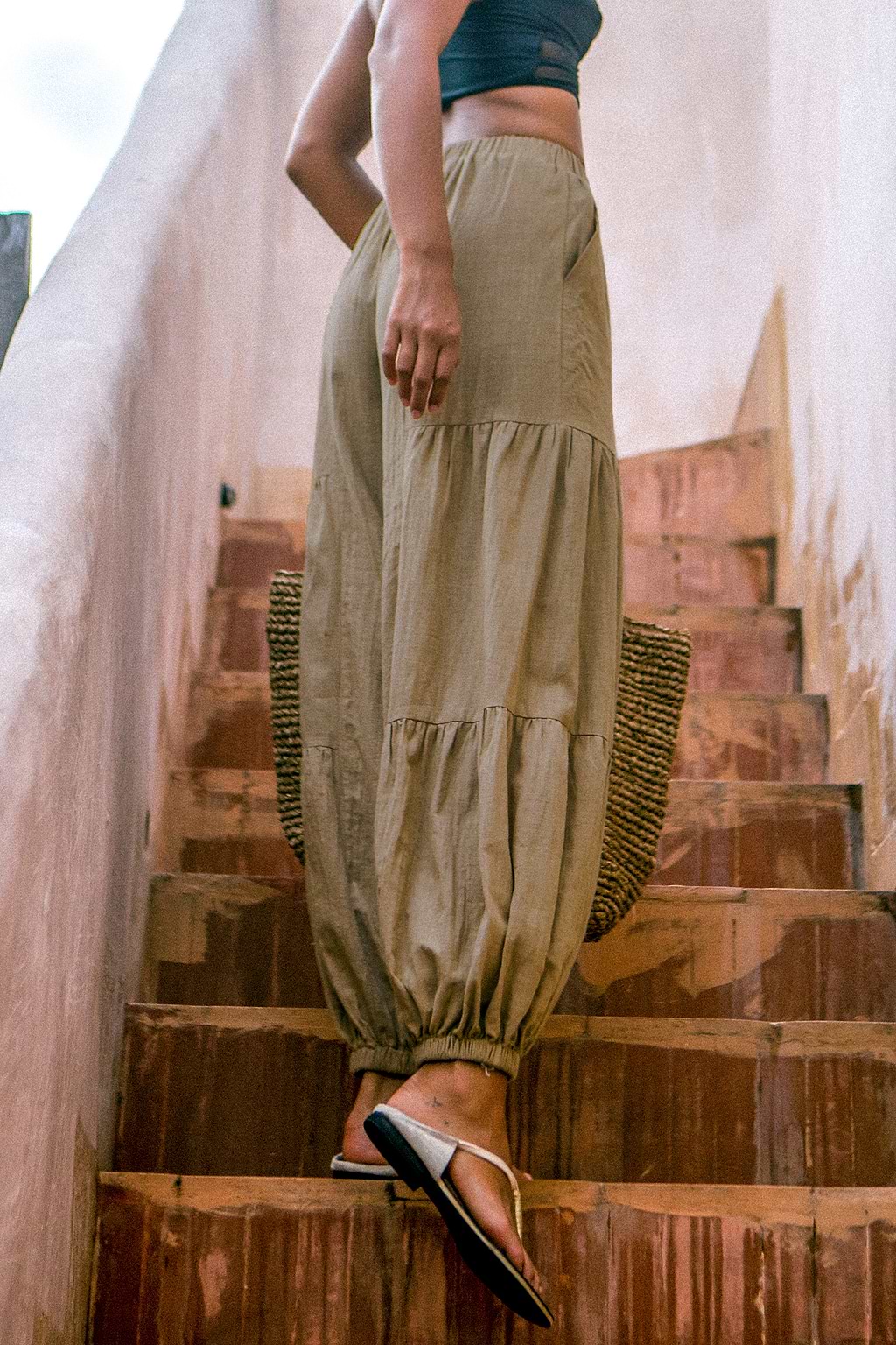 Braune konisch zulaufende Baumwollhose mit elastischer Taille