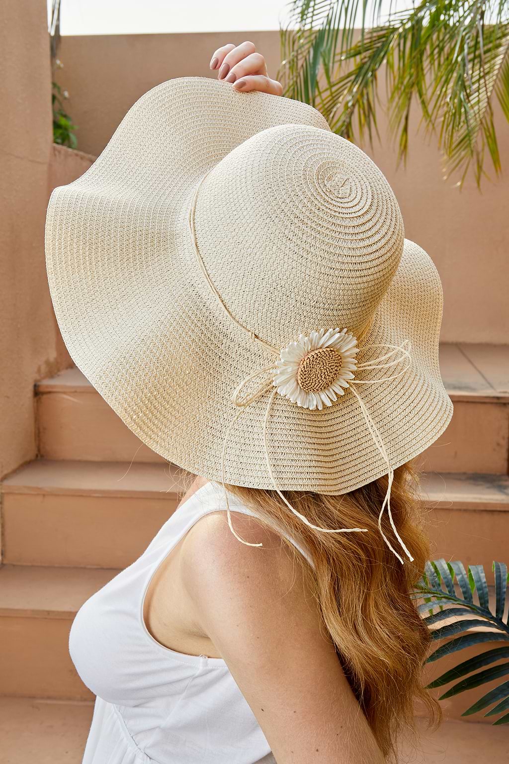 Sombrero de paja de ala ancha ondulado neutro