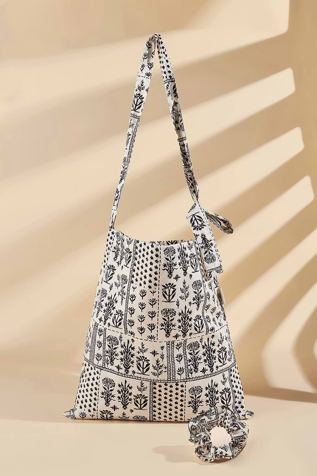 Sac avec bandoulière à imprimé floral noir et blanc