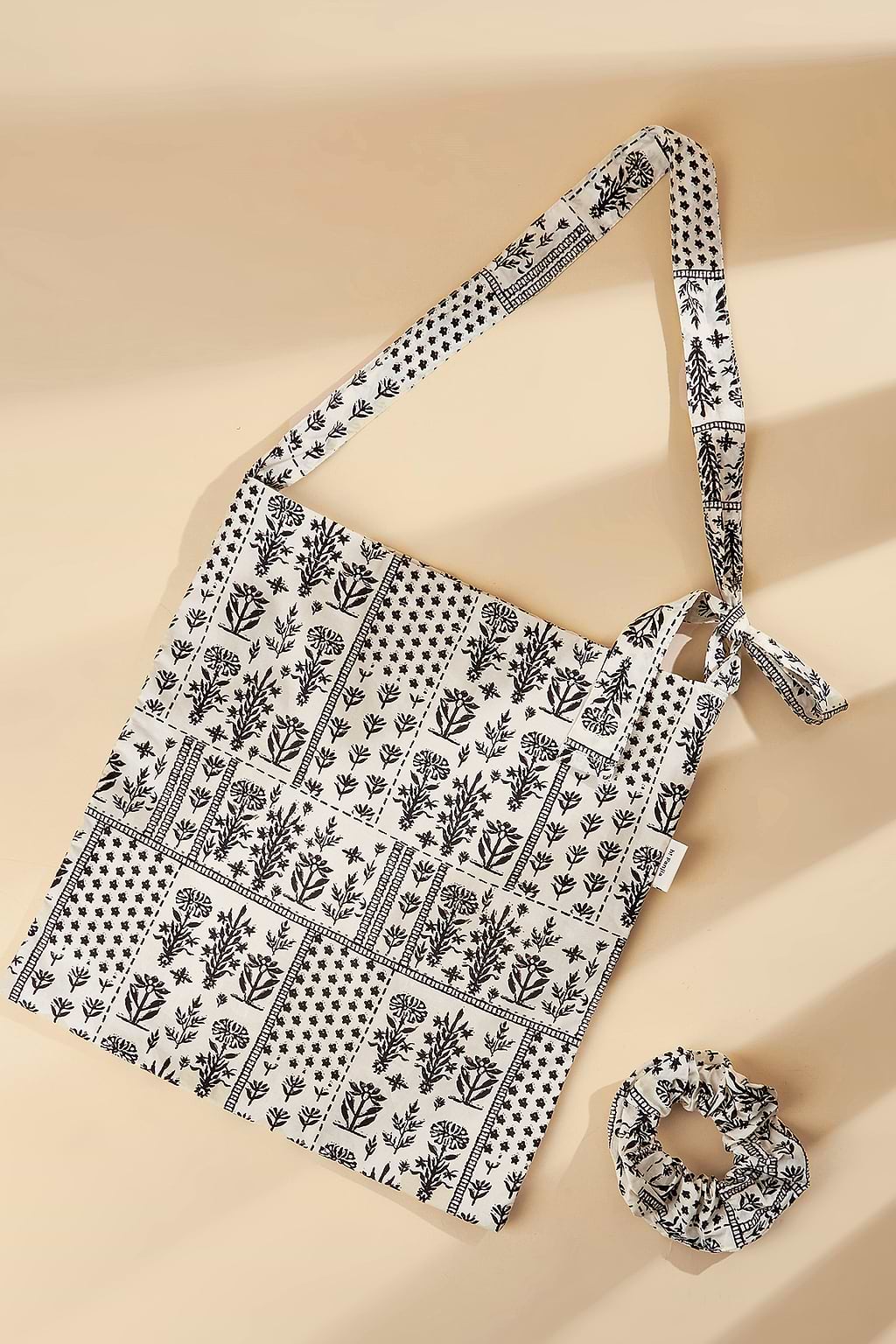 Sac avec bandoulière à imprimé floral noir et blanc