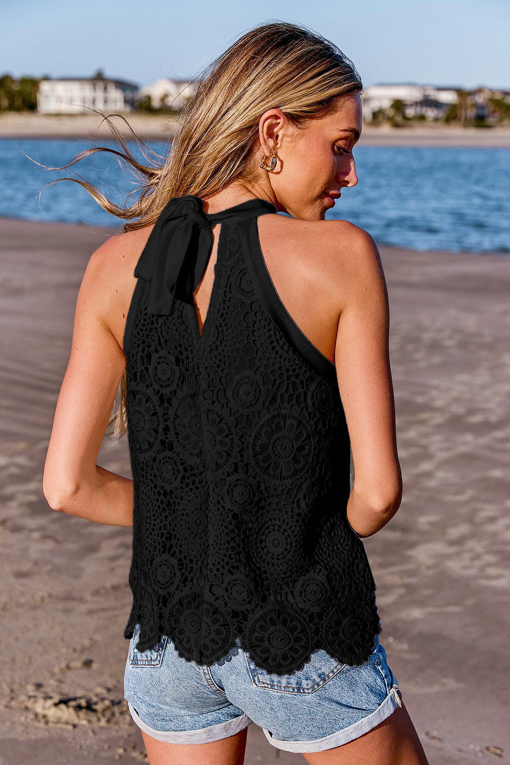 Top de encaje negro sin mangas con cuello alto