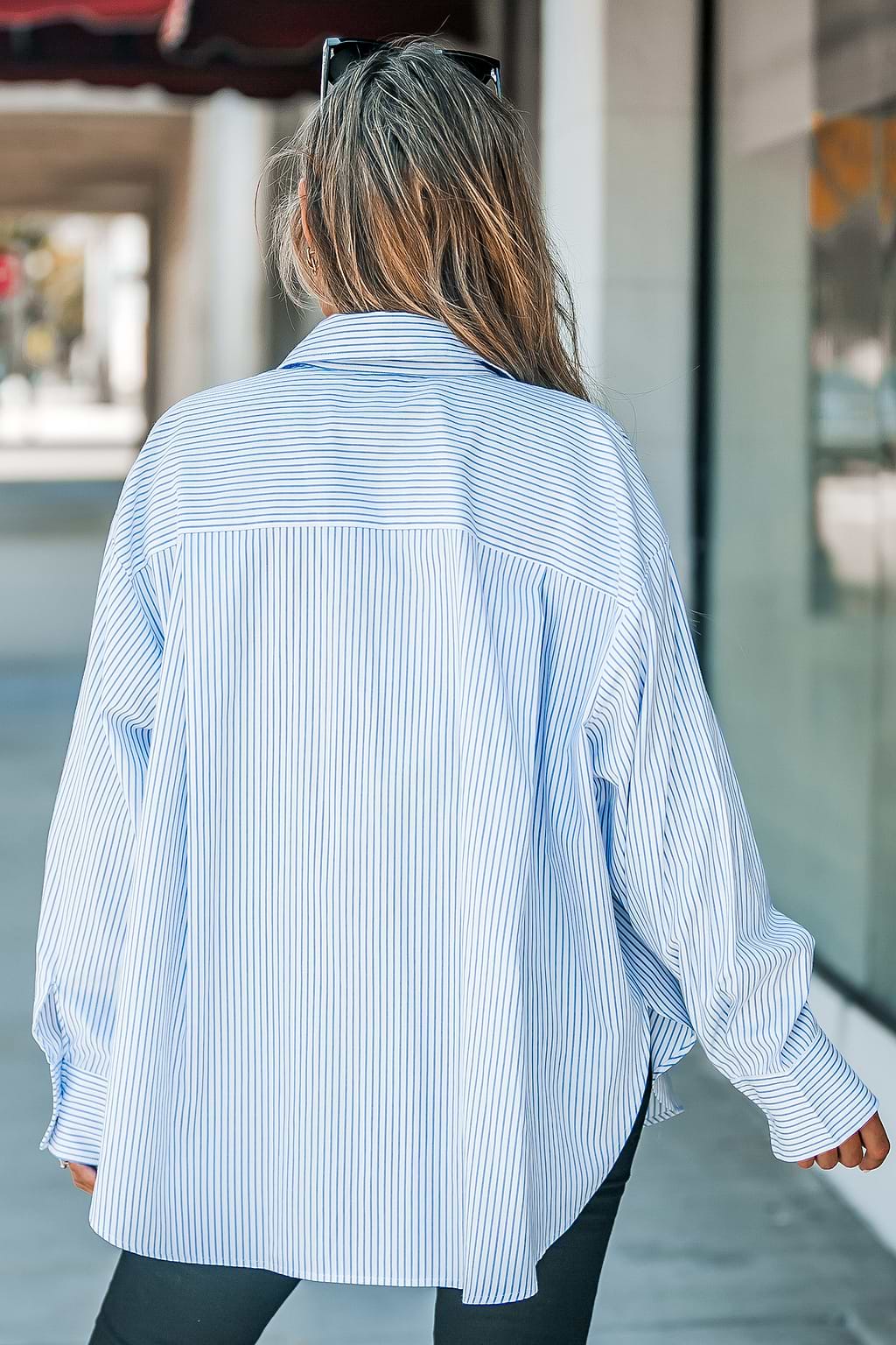 Camisa a rayas con botones al frente