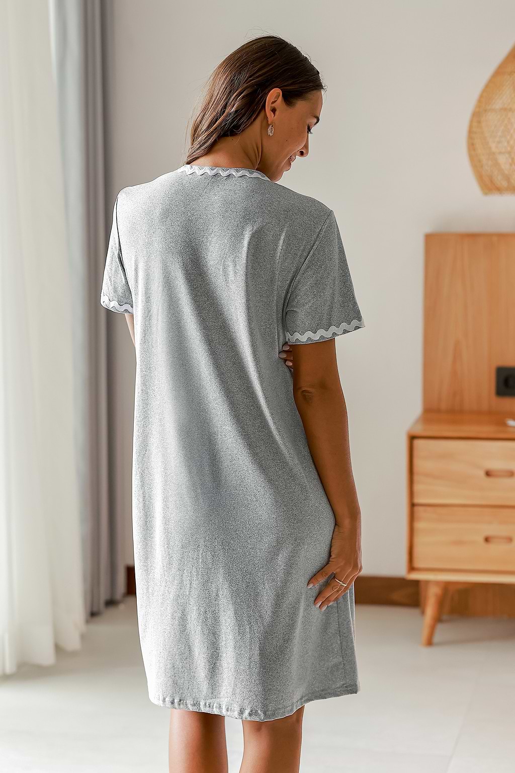 Robe de nuit à boutons et bordures en dentelle