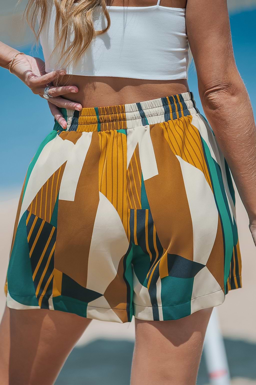 Abstrakt bedruckte Shorts mit Kordelzug
