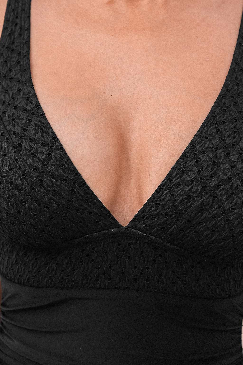 Schwarzer Jacquard-Bauchweg-Badeanzug mit tiefem Ausschnitt