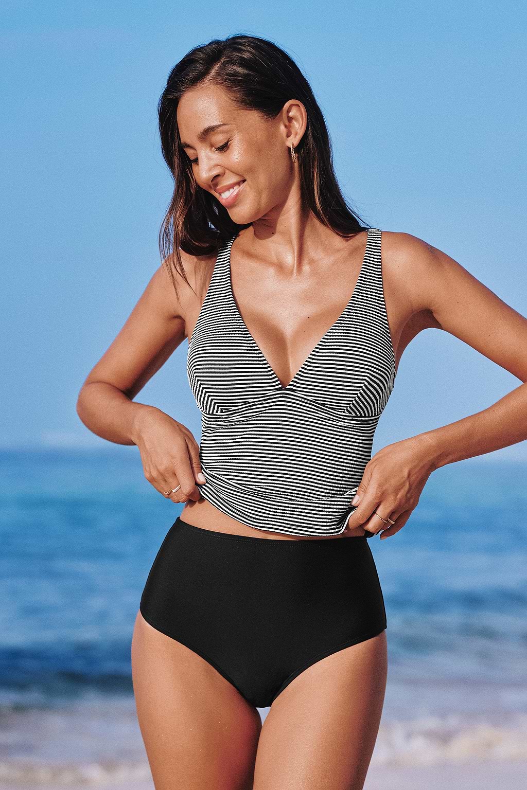 Gestreiftes Tankini-Oberteil & schwarze Standard Bikinihose