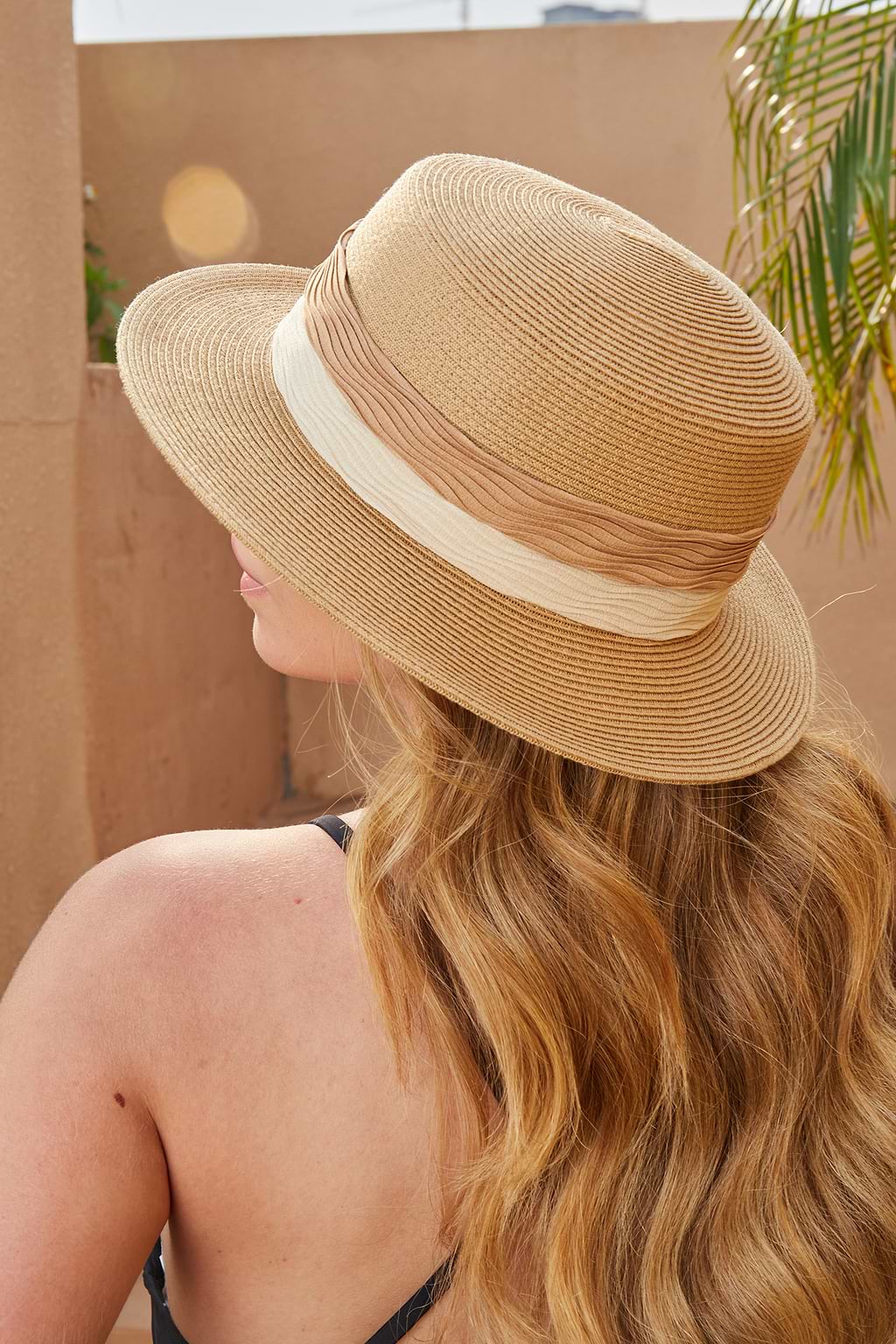 Strohoed met brede rand