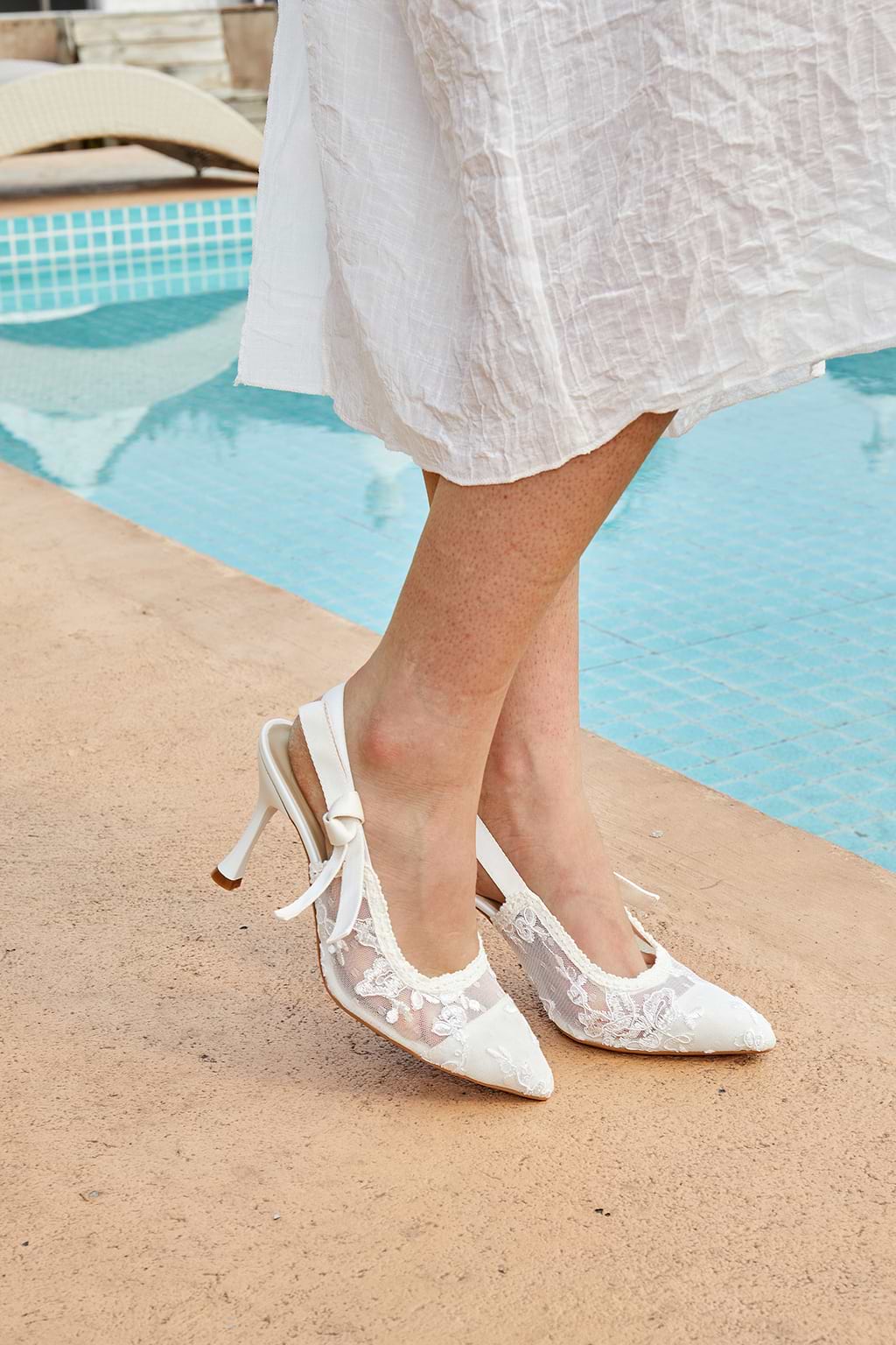 Tacones de aguja con tira trasera