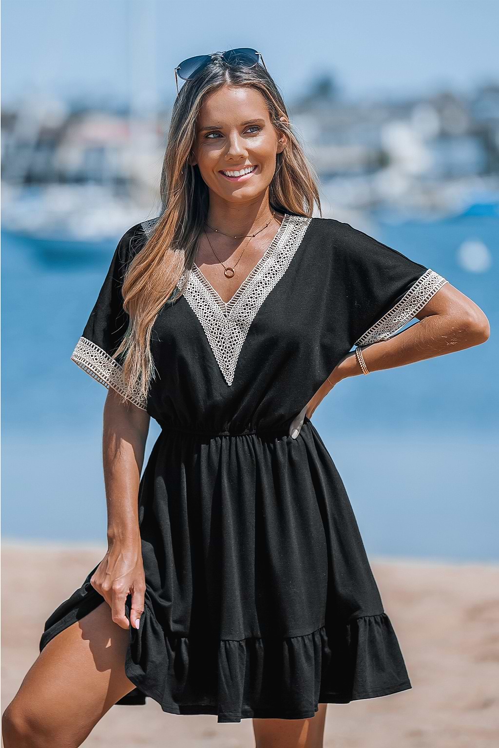 Mini-jurk met contrasterende kanten V-hals