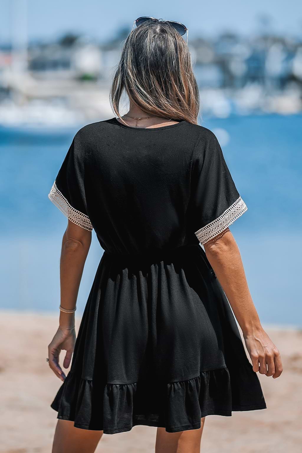 Mini-jurk met contrasterende kanten V-hals