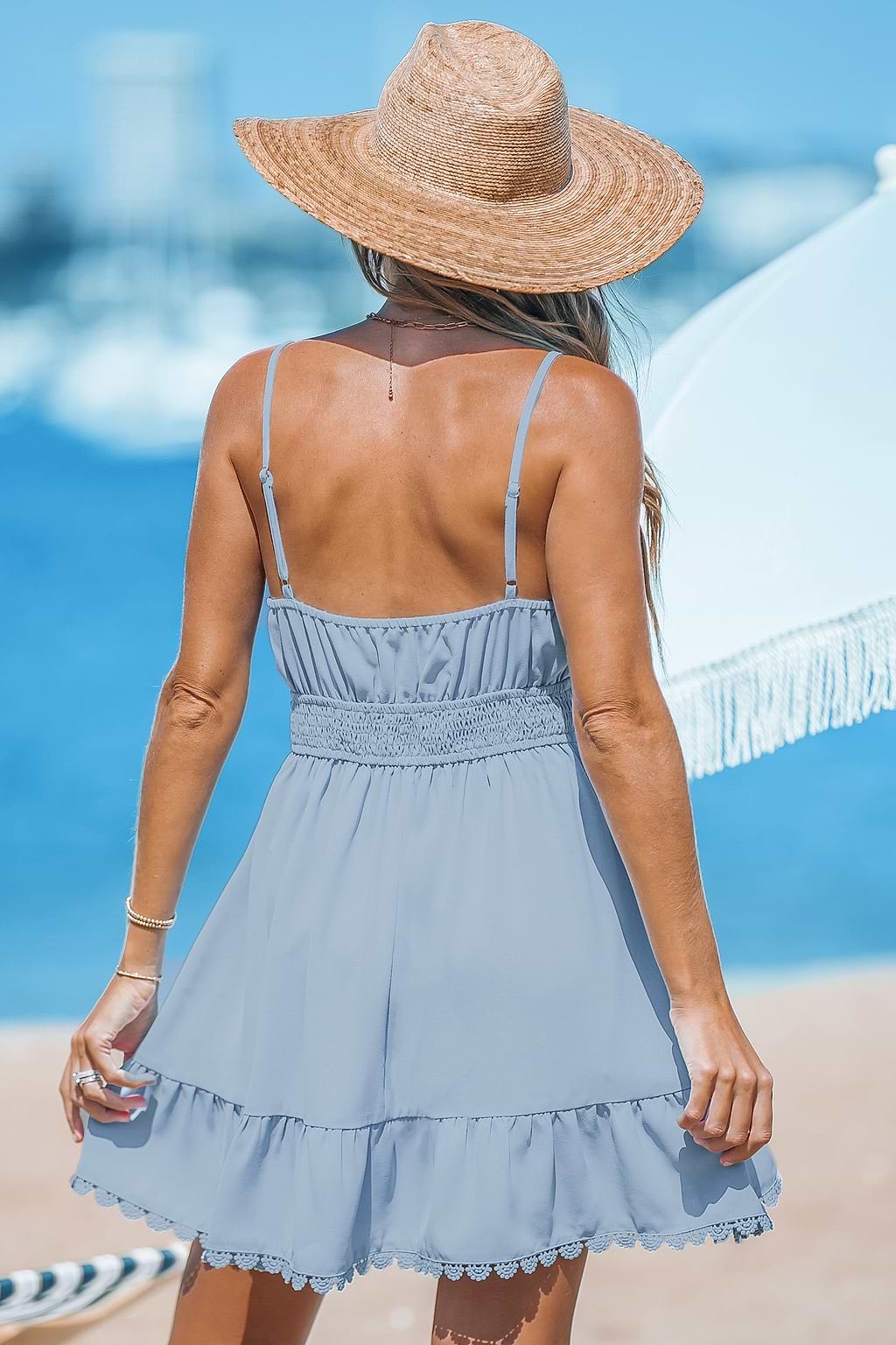 Robe mini sans manches à col en V avec nœud bleu ciel