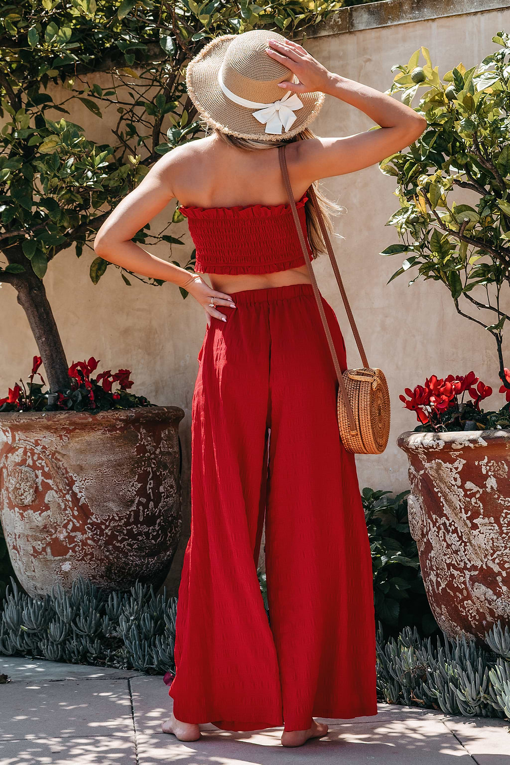 Robijnrode set met gesmokte tubetop en broek met wijde pijpen