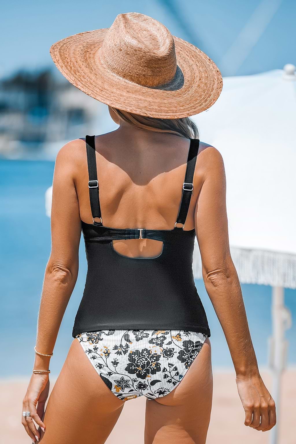 Schwarzes Tankini-Oberteil & geblümte Standard-Bikinihose