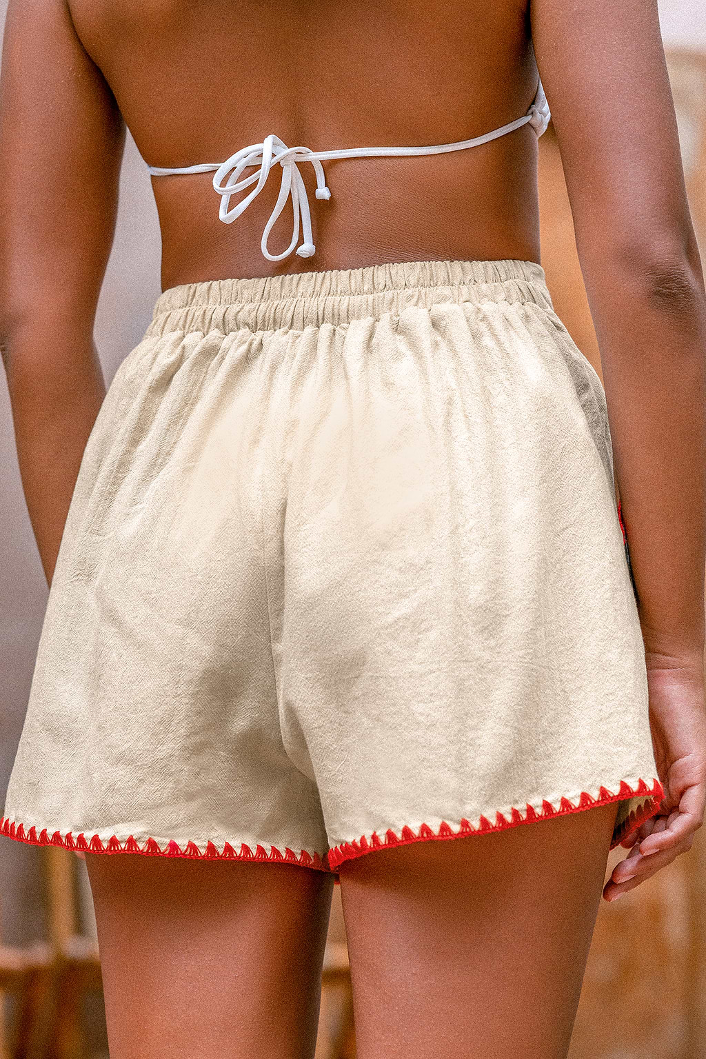 Pantalones cortos anchos bordados en color caqui