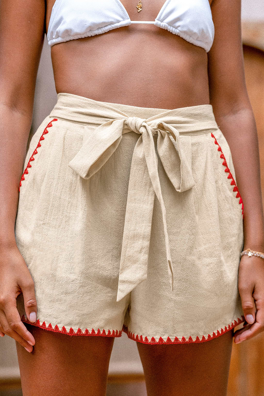 Pantalones cortos anchos bordados en color caqui