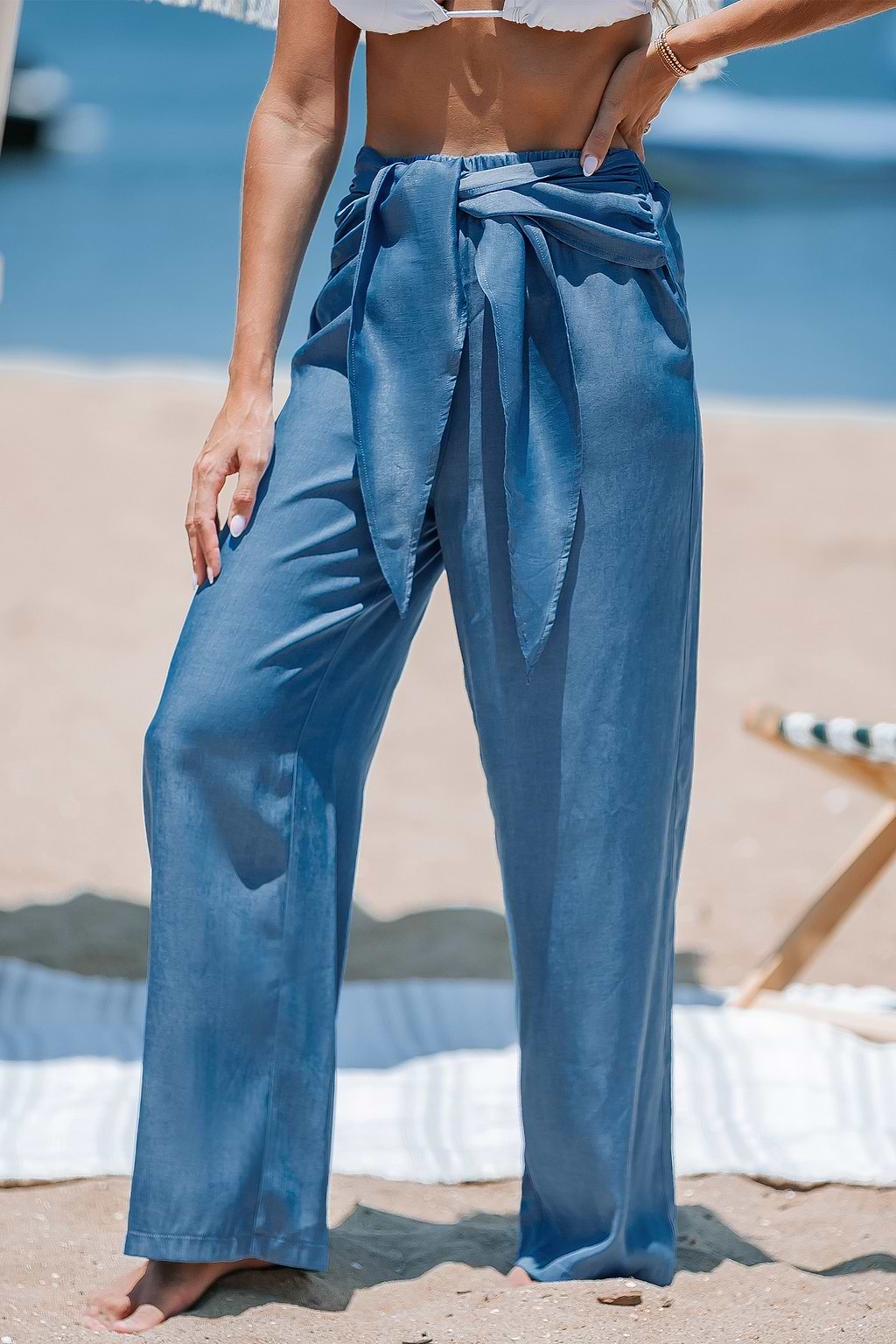 Blaue Hose mit geradem Bund und Krawatte