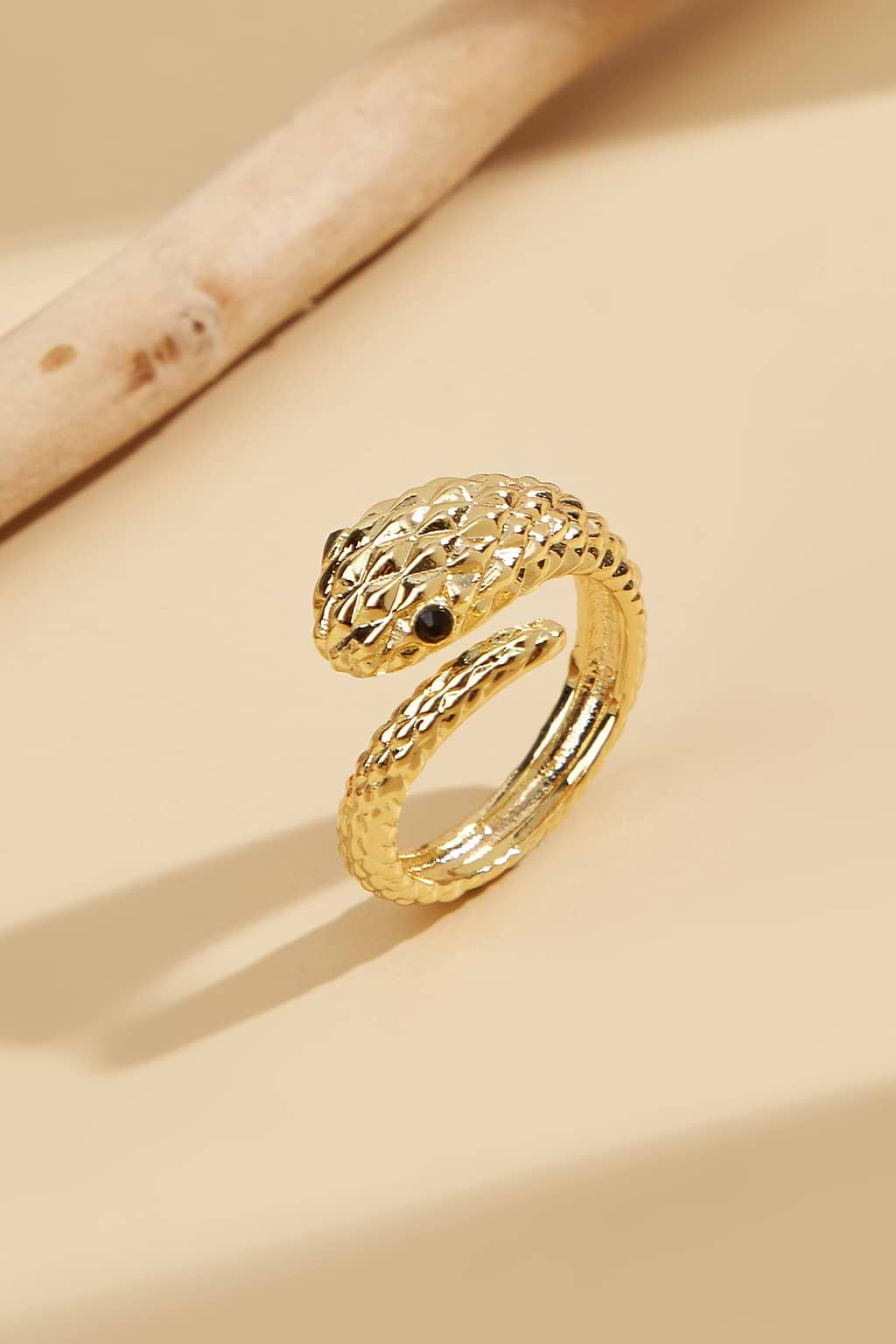Anillo de serpiente dorado