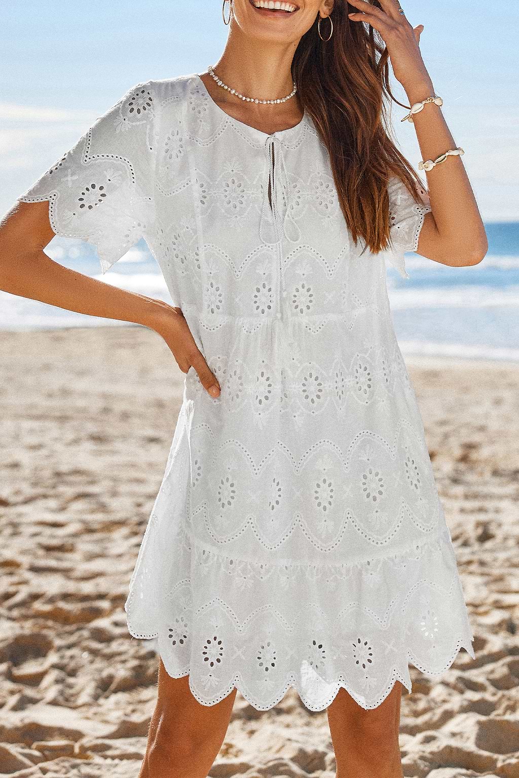 Minivestido con lazo y borlas y cuello dividido con ojales blanco