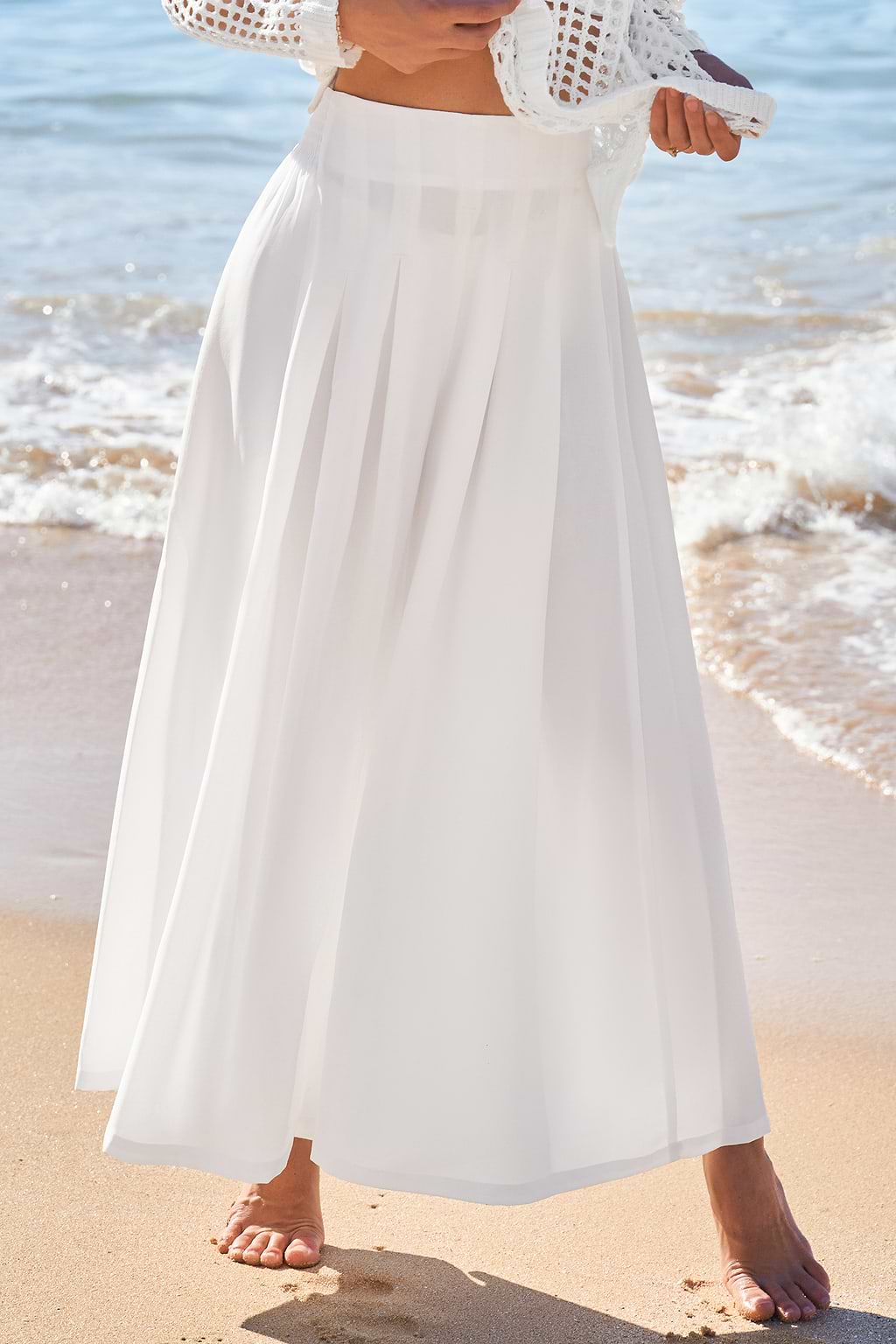 Weiße Plissee-Hose mit weitem Bein