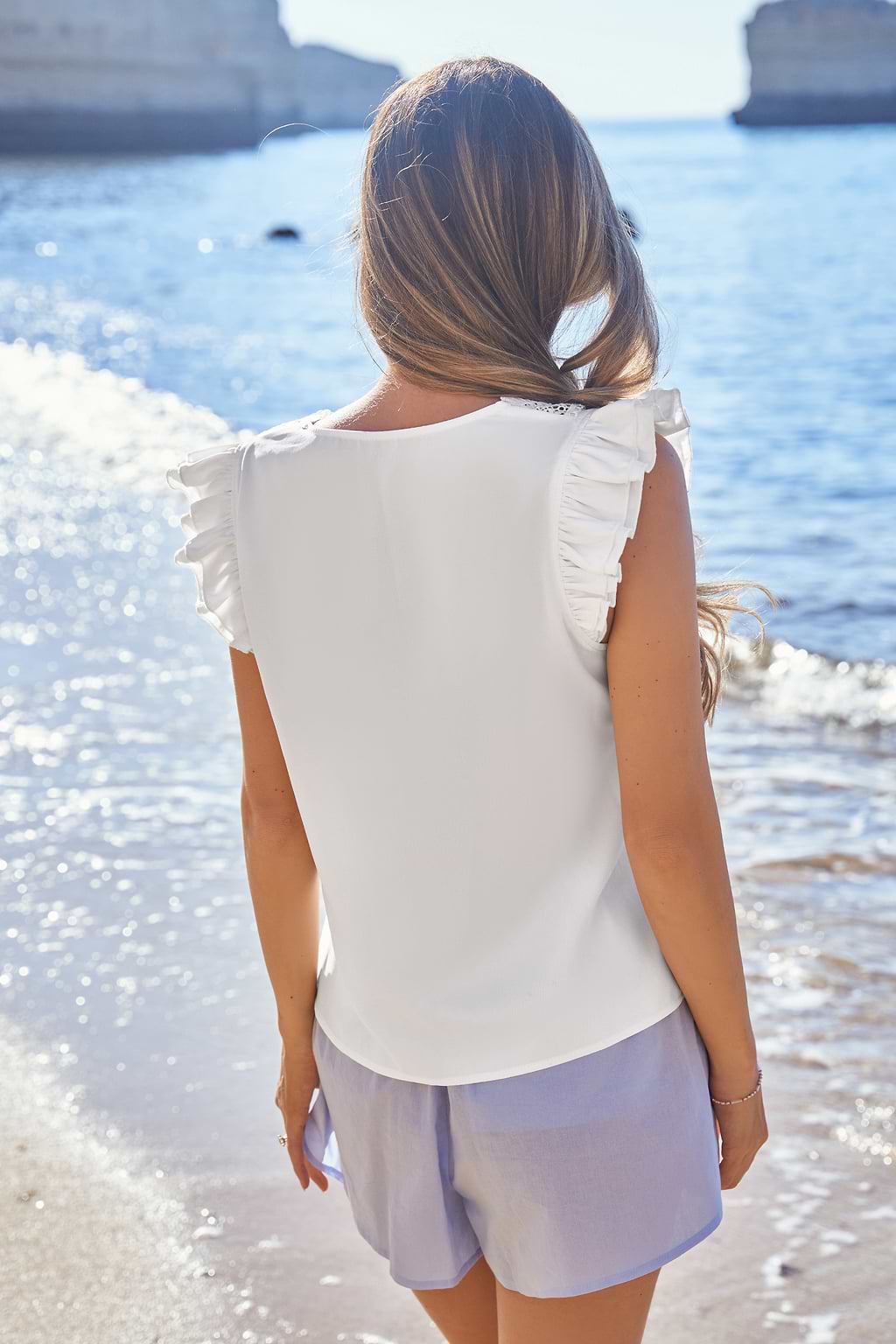 Witte geschulpte  gelaagde top met fluttermouwen