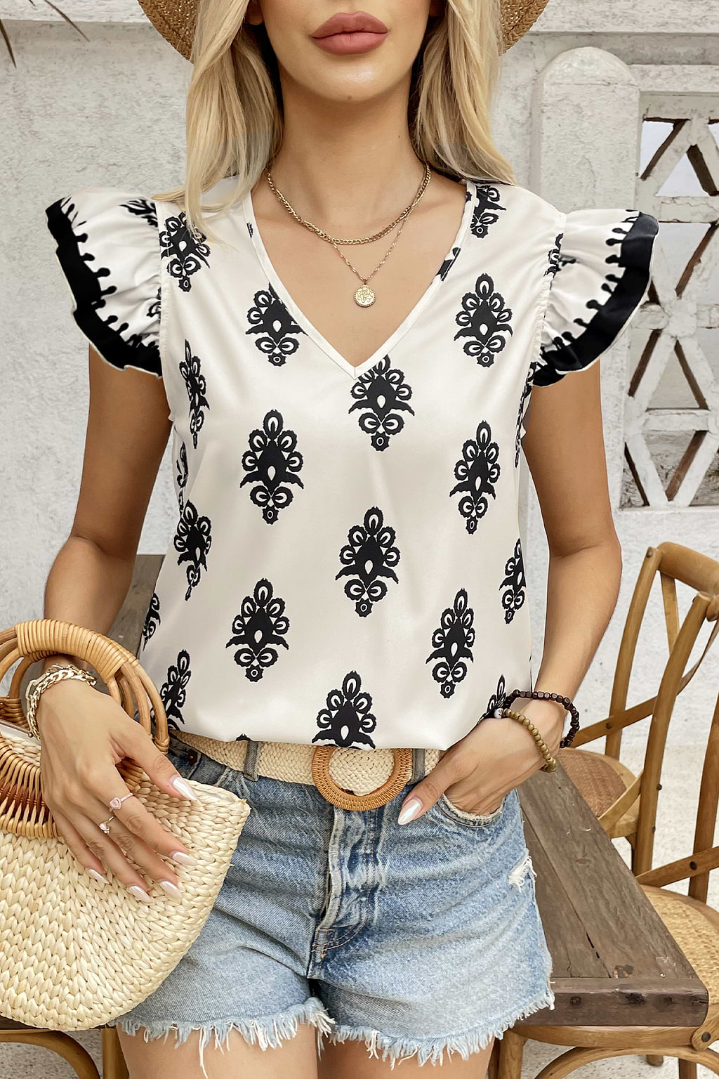 Haut beige et noir avec manches à volants et col en V