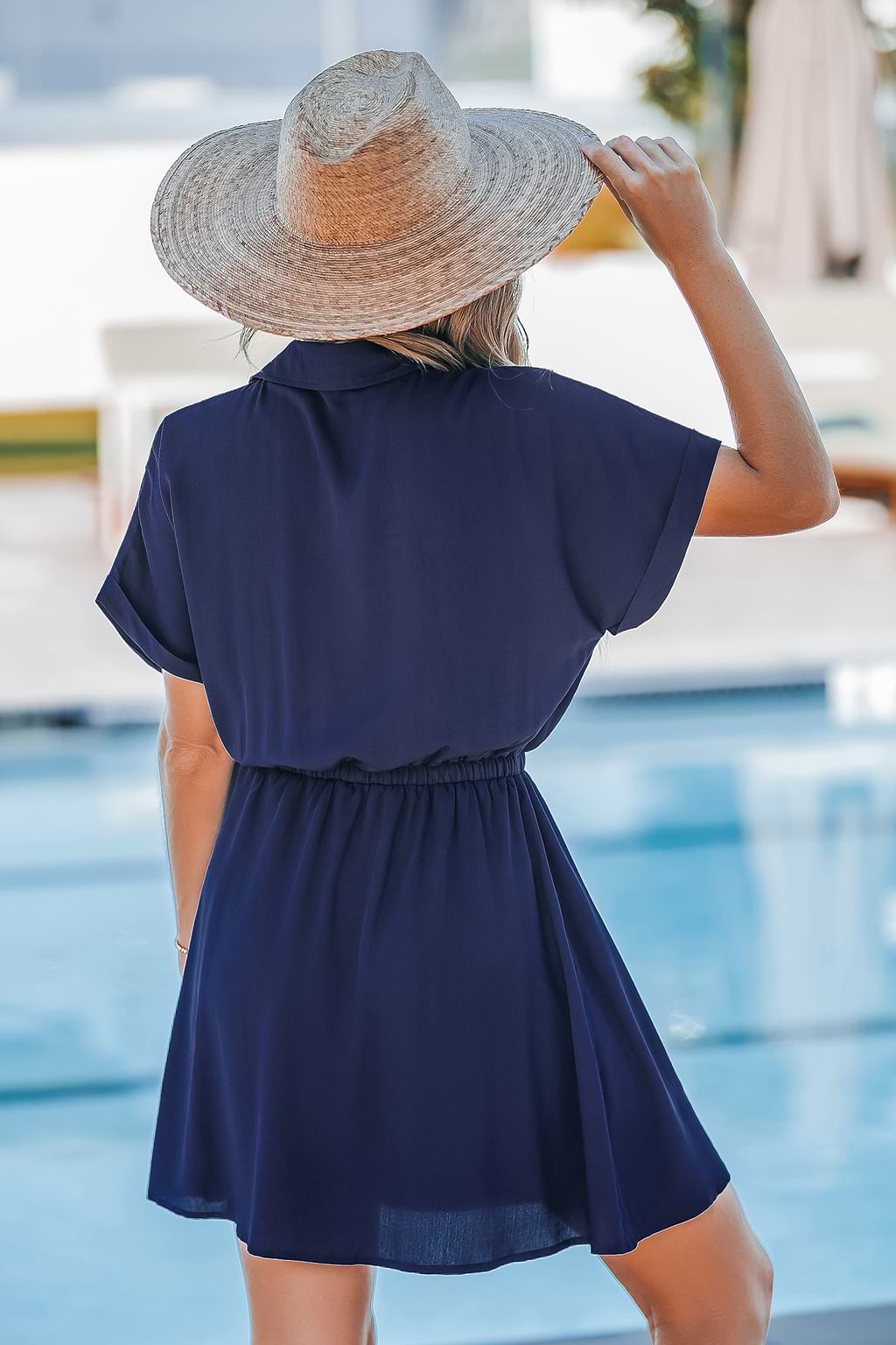 Marineblauwe mini-jurk met knoopsluiting en dolmanmouwen aan de voorkant