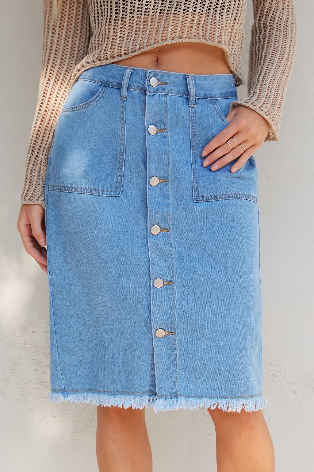 Jupe midi en demin avec boutons sur le devant effilochée