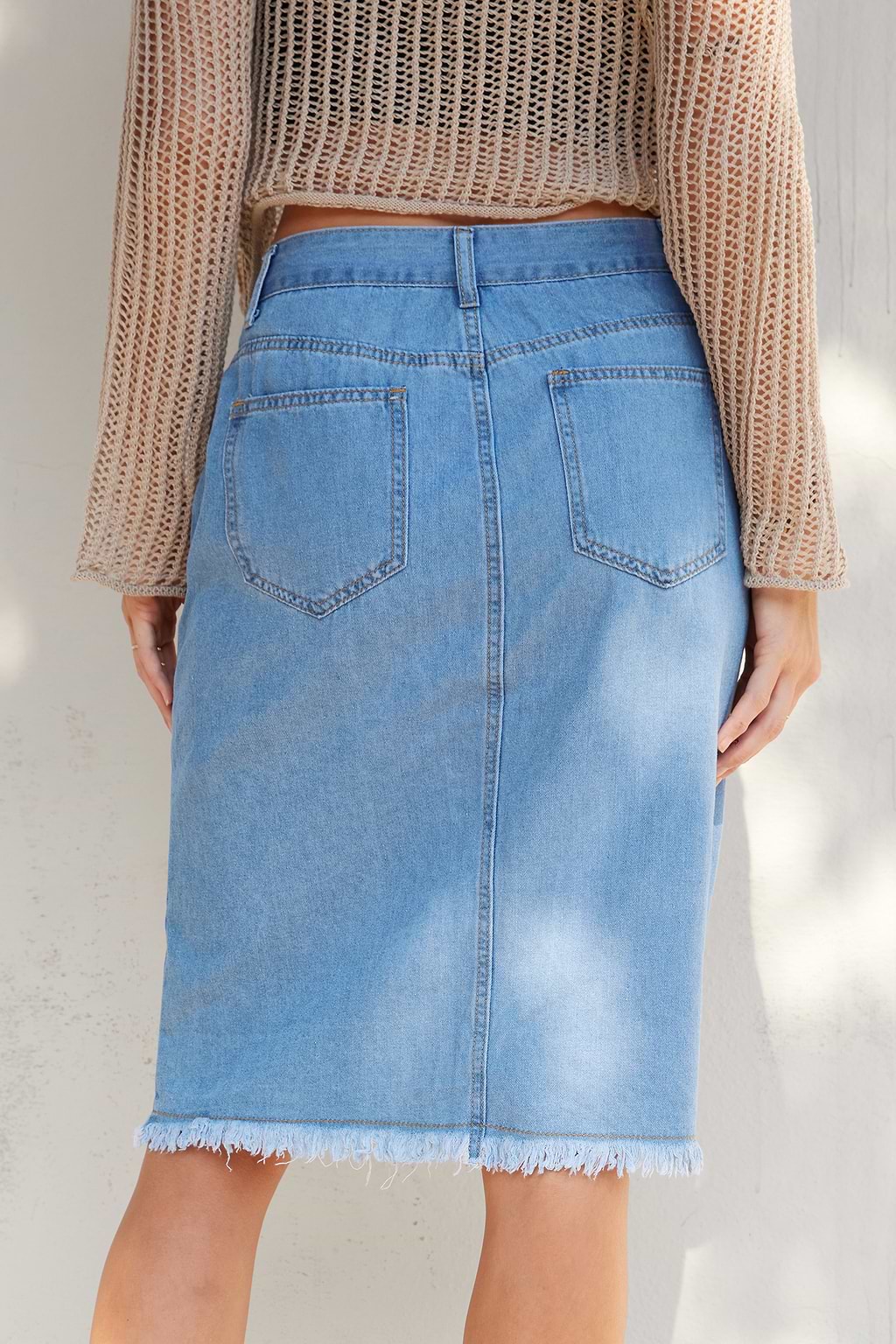 Jupe midi en demin avec boutons sur le devant effilochée