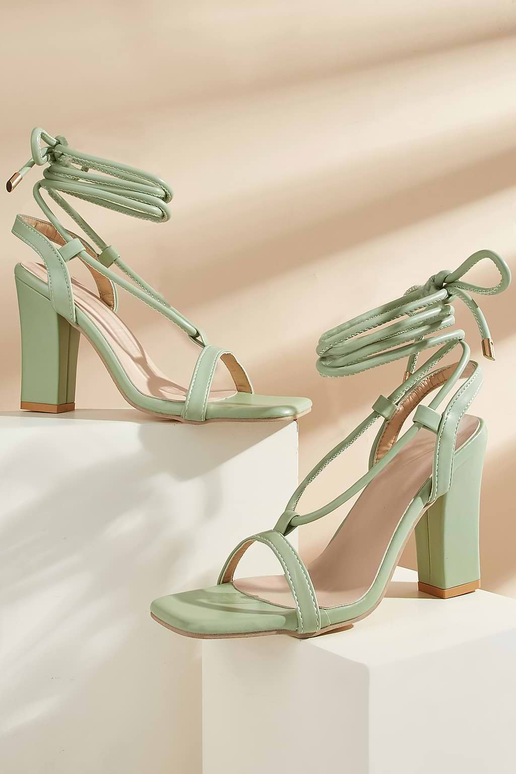 Sandali con tacco largo e punta quadrata