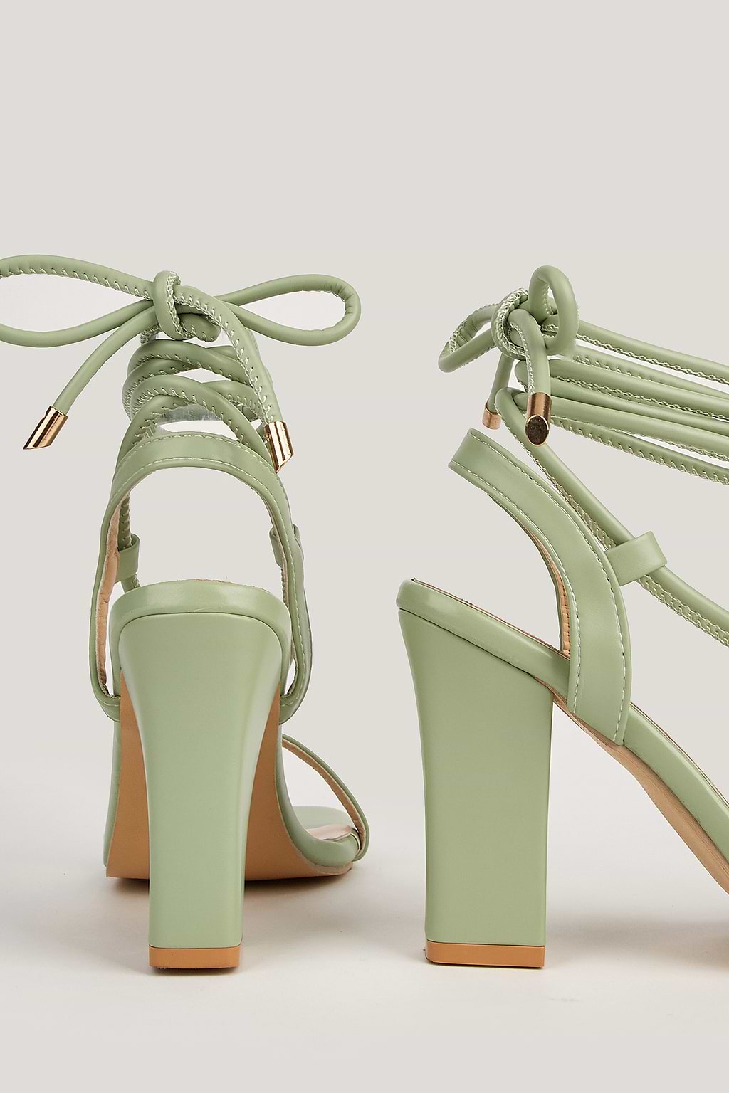 Sandali con tacco largo e punta quadrata