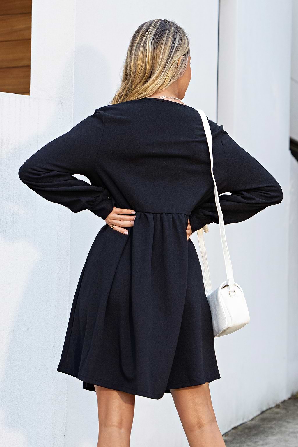 Robe  à col en V festonné