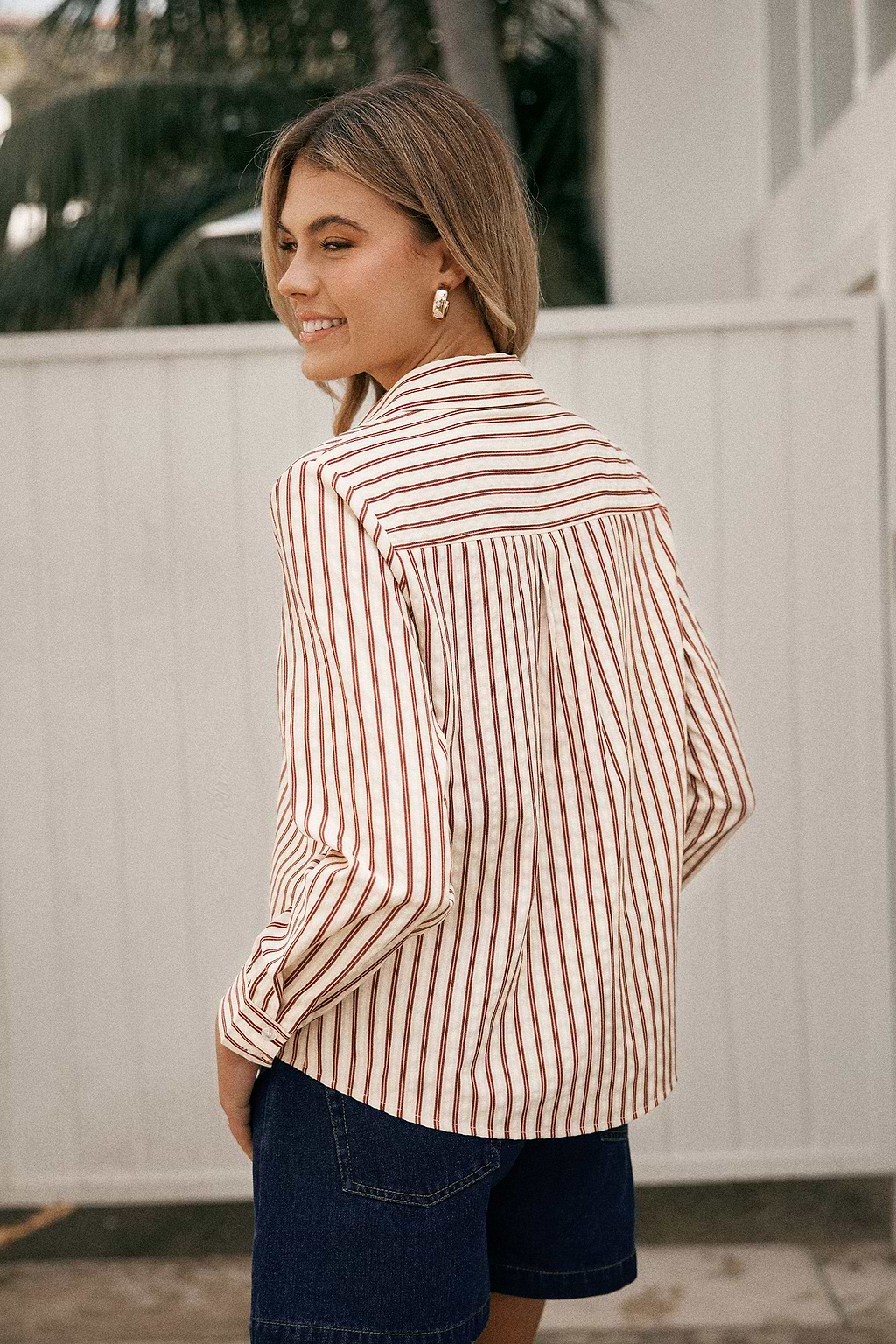 Haut à rayures et col de chemise avec boutons sur le devant