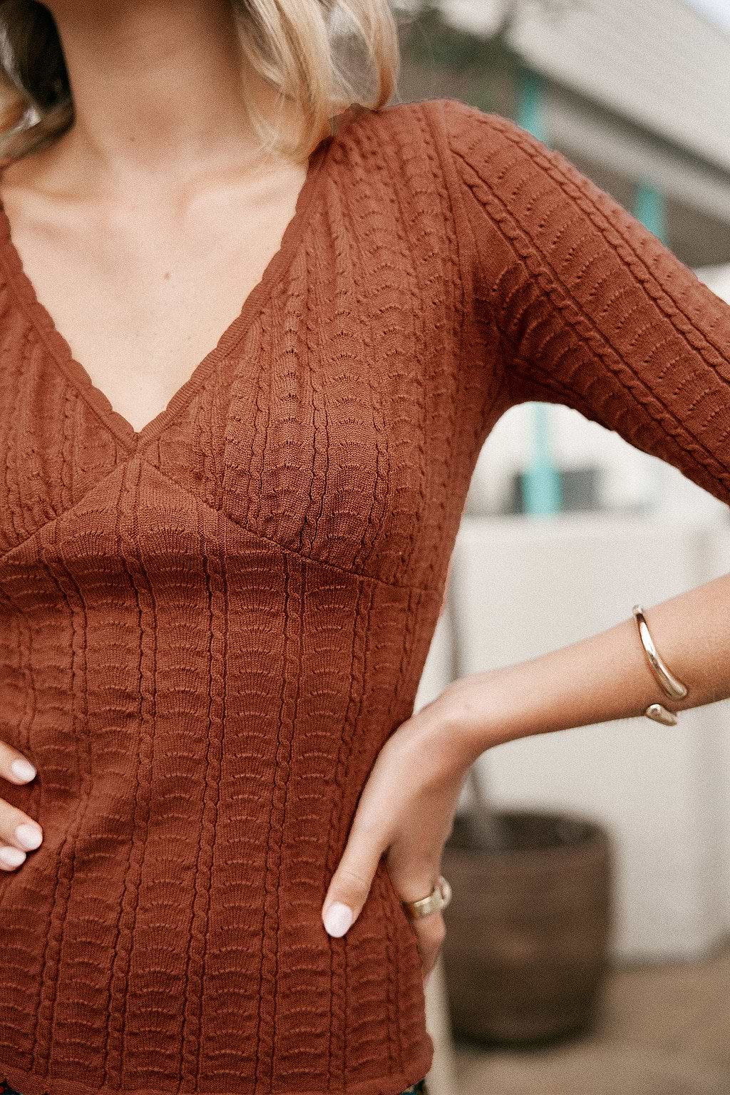 Top in maglia rosso mattone con maniche a 3/4 e scollo a V