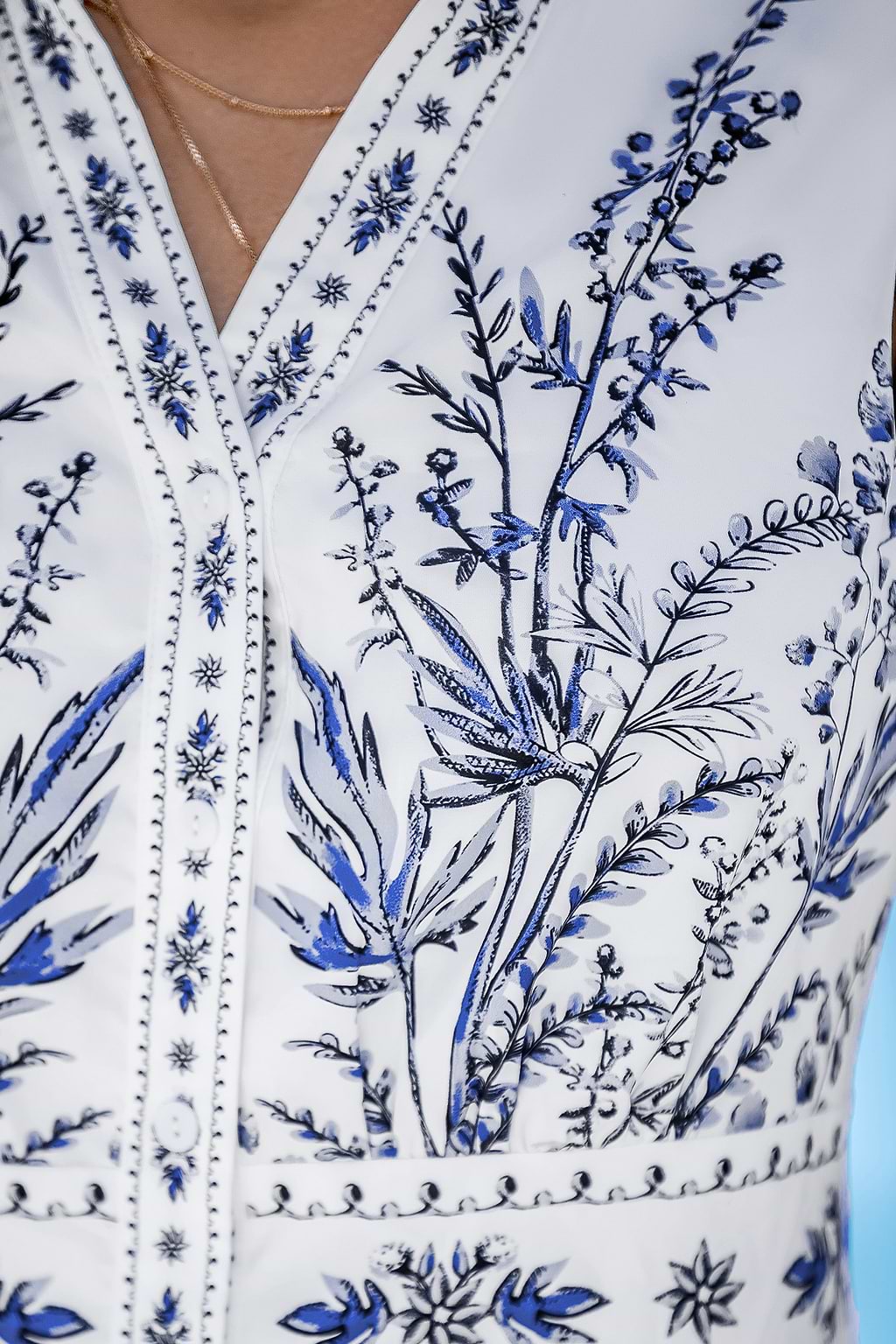 Vestido mini sin mangas con cuello alzado y estampado floral de acuarela