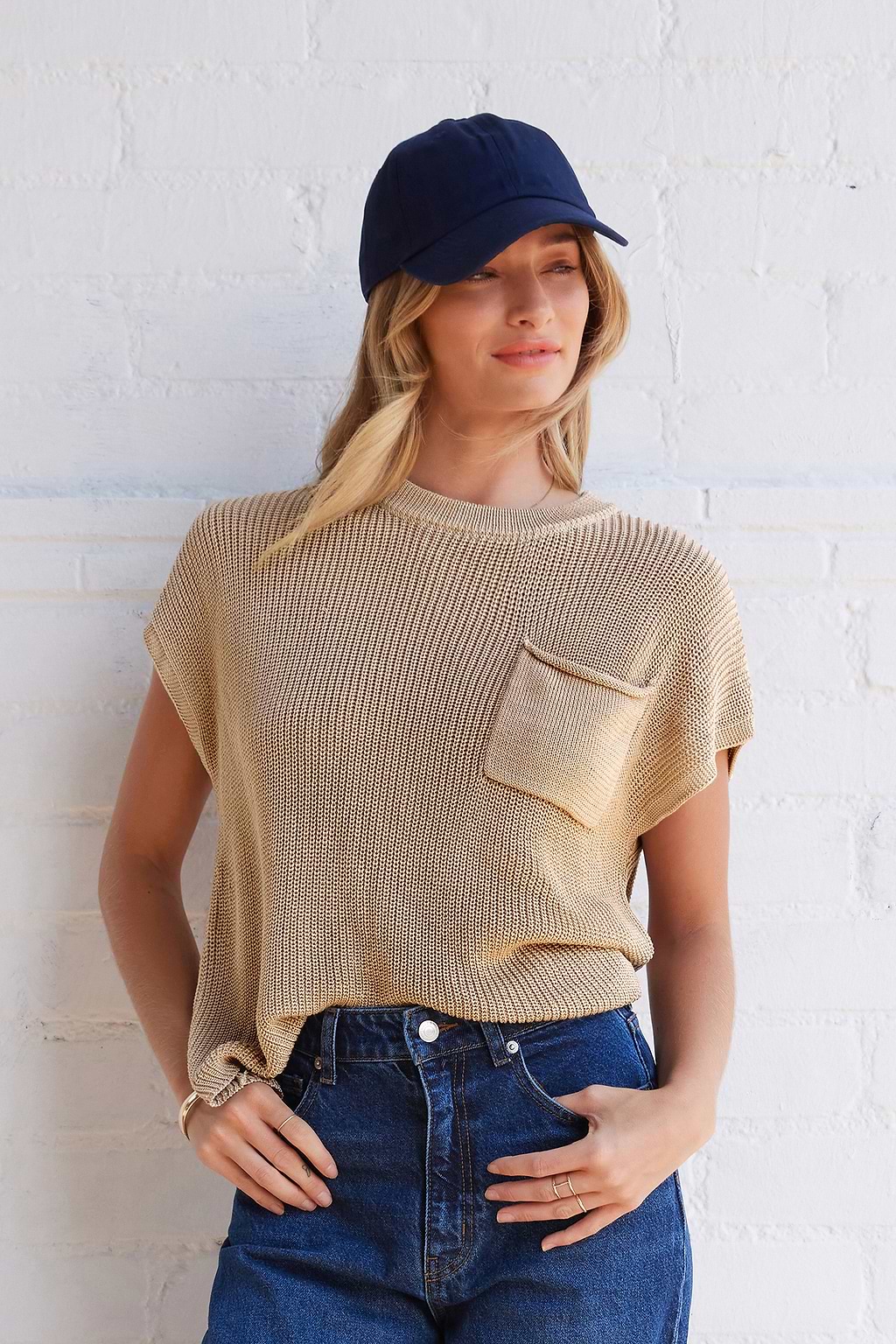 Khakifarbenes kurzärmeliges Strickoberteil mit Rundhalsausschnitt