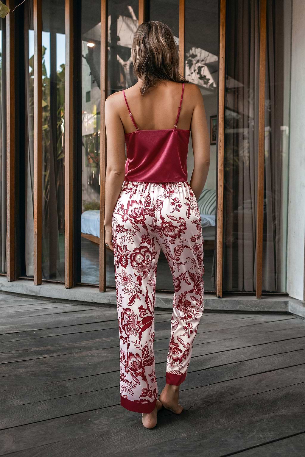Ensemble de pyjama avec débardeur en satin rouge et pantalon