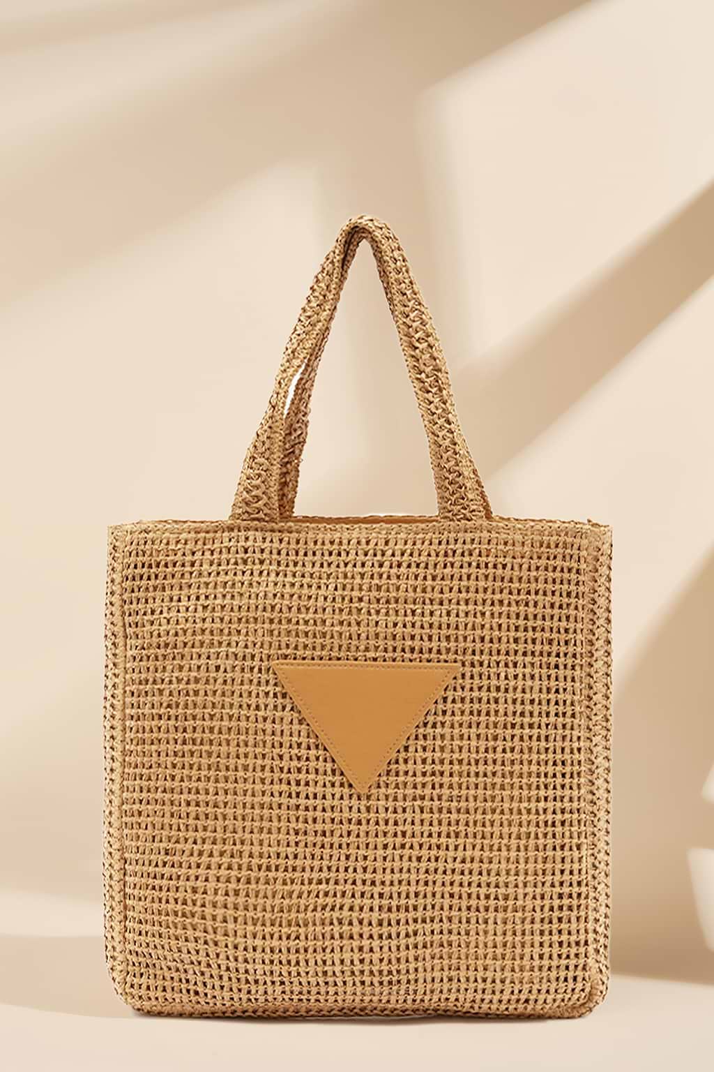 Kamelfarbene gewebte Strohtasche