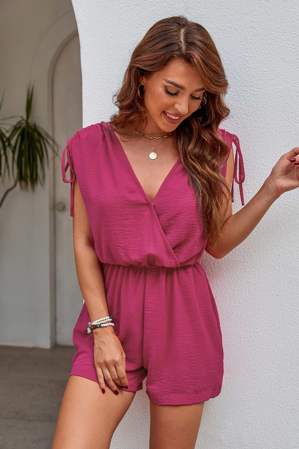 Mono magenta con sobrepelliz y hombros con cordón y pernera recta