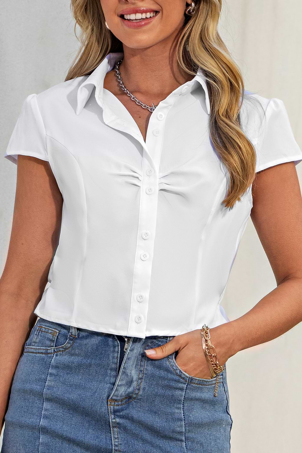 Weiße kurzärmelige Hemdbluse mit Kragen und Knopfleiste