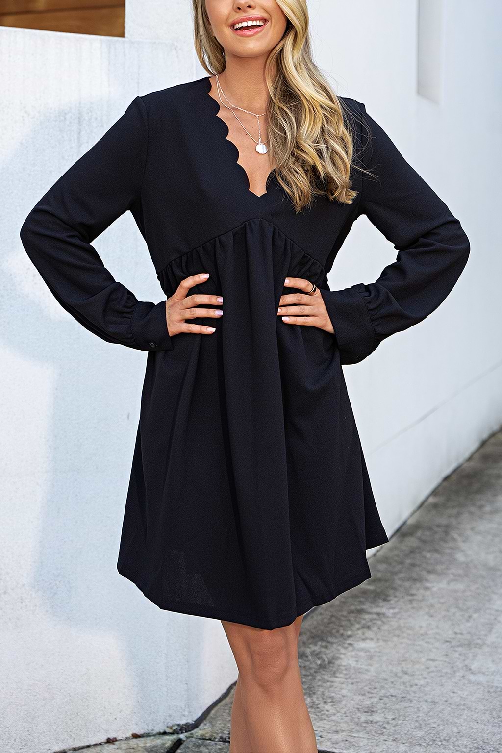 Robe  à col en V festonné