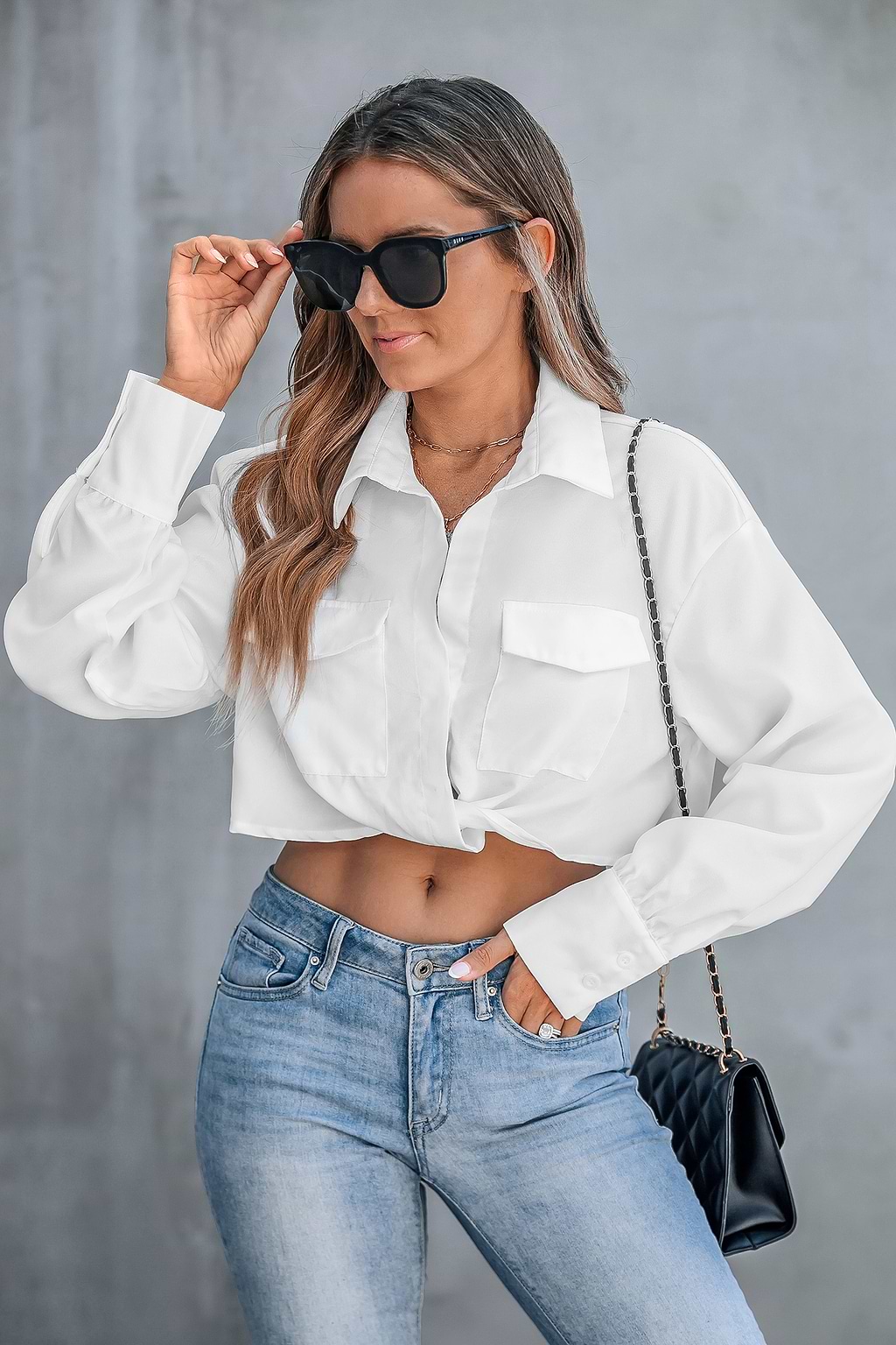 Haut torsadé à manches longues et à col blanc