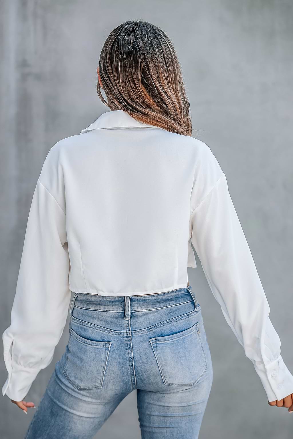 Haut torsadé à manches longues et à col blanc