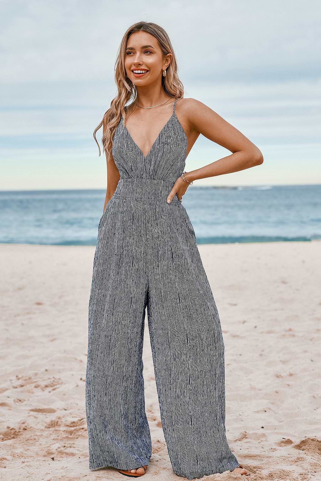 Combinaison sans manches à col en V et jambe large