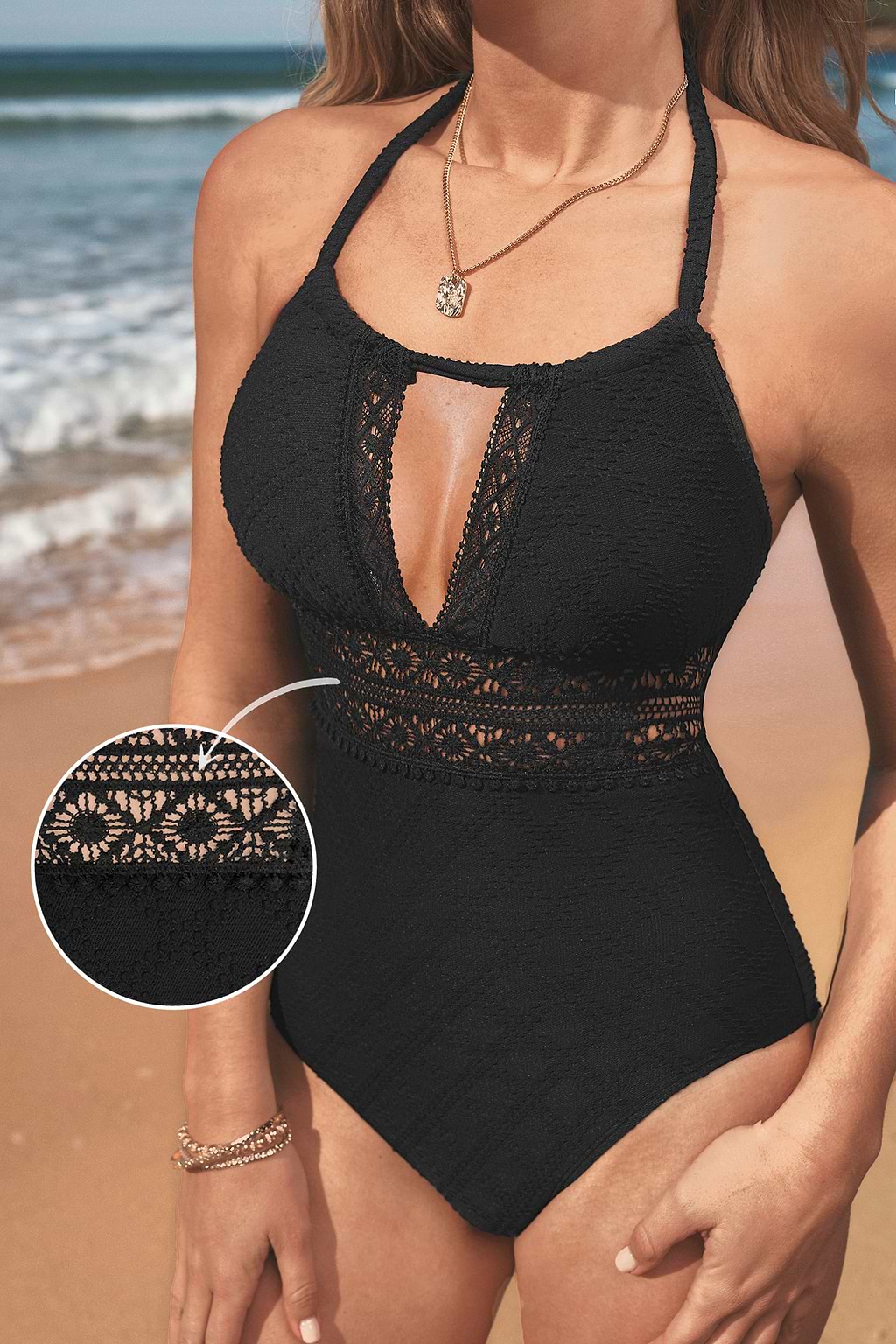 Traje de baño de una pieza con corte estándar y cuello halter negro